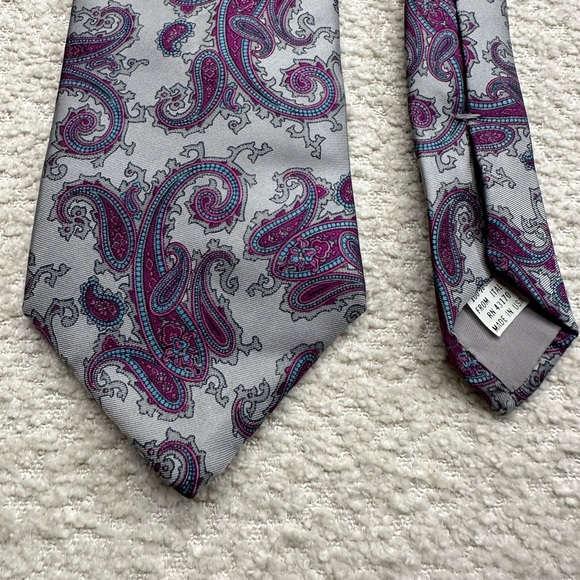 417 Van Heusen Vintage Men’s Necktie 100% Silk Paisley Print Made in USA - Picture 1 of 7